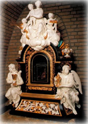 Schrijn bevat de resten van Mariabeeldje